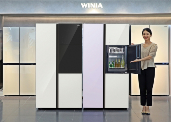 ▲위니아의 802리터 양문형 냉장고는 6가지 색상과 2가지 소재로 취향에 맞게 선택할 수 있다.  (사진제공=위니아)