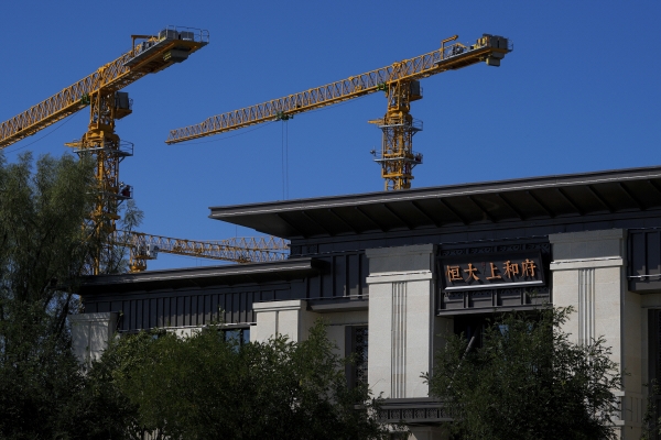 ▲2021년 9월 22일 중국 베이징의 헝다그룹 주택 개발 쇼룸 건물 근처로 건축 크레인이 보이고 있다. 베이징/AP뉴시스
