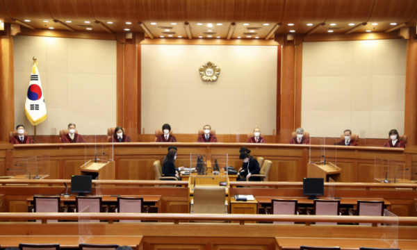 ▲유남석 헌법재판소장을 비롯한 헌법재판관들이 21일 서울 헌법재판소에서 열린 7월 심판사건 선고에 참석하고 있다.  (뉴시스)