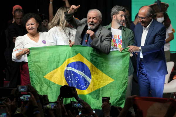 ▲루이스 이나시우 룰라 다시우바 전 대통령이 12일(현지시간) 브라질리아에서 선거 유세를 하고 있다. 브라질리아/AP뉴시스