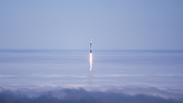 ▲스페이스X의 팰컨9 로켓이 23일(현지시간) 발사되고 있다. 출처 스페이스X 트위터.
