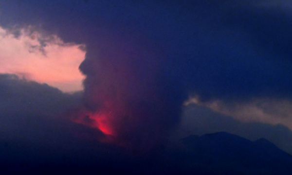▲일본 가고시마현에 있는 화산섬 사쿠라지마 화산이 24일(현지시간) 분화한 모습. 가고시마/AP뉴시스