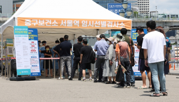 ▲25일 서울 중구 서울역에 마련된 임시선별진료소가 재개장했다. 서울역 임시선별진료소에서 코로나19 검사를 받기 위해 줄 서 있는 시민들 모습.(이투데이DB)