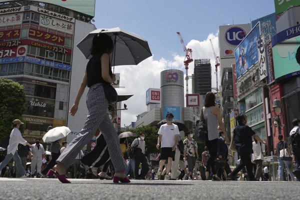 ▲25(현지시각) 도쿄 시민들이 마스크를 쓴 채 횡단보도를 건너고 있다. (도쿄/AP연합뉴스)
