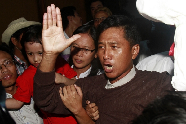 ▲미얀마 군부에 의해 사형당한 민주화 운동가 초 민 유가 2012년 1월 13일 양곤 공항에 도착해 기자회견을 하고 있다. 양곤/AP뉴시스
