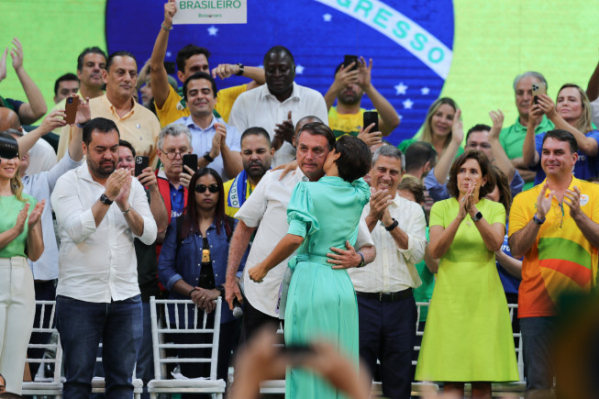 ▲24일(현지시간) 자이르 보우소나루 브라질 대통령이 리우데자네이루 마라카나지뉴 경기장에서 열린 자유당(PL) 전당대회에서 대선 후보로 지명되고 나서 축하를 받고 있다. 리우데자네이루/신화뉴시스