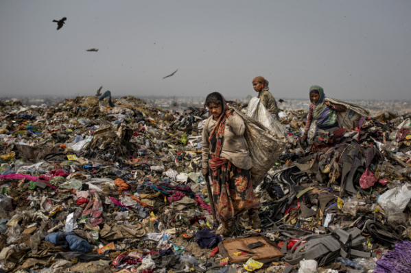 ▲2021년 3월 10일 인도 뉴델리 외곽의 발스와 쓰레기 매립지에서 사람들이 재활용 쓰레기를 찾고 있다. 발스와/AP뉴시스
