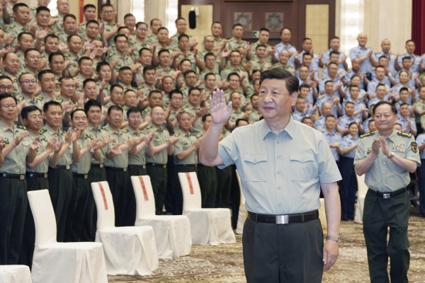 ▲시진핑 중국 국가주석이 15일 신장 위구르에서 근무 중인 군사 관계자들과 만나고 있다. 신장/AP뉴시스
