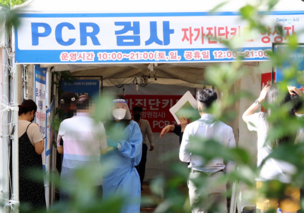 ▲지난 25일 대전시청 앞에 설치된 선별 진료소에 PCR 검사를 받으려는 시민들의 방문이 이어지고 있다.  (연합뉴스)