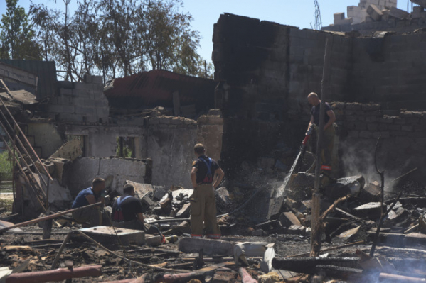 ▲26일(현지시간) 러시아의 공격으로 우크라이나 오데사 외곽의 주거용 건물이 파괴됐다. 오데사/AP뉴시스