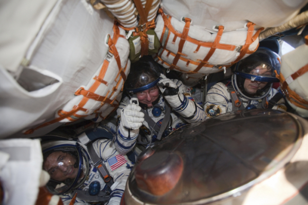 ▲미국과 러시아 우주인들 2012년 9월 17일(현지시간) 국제우주정거장(ISS)에서 지구로 도착해 미소를 짓고 있다. AP뉴시스 