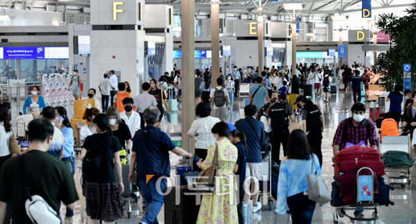 ▲7월 28일 인천공항이 여행객들로 붐비고 있다. (이투데이DB)