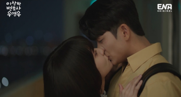▲우영우 키스신(사진=ENA채널 방송화면 캡처)