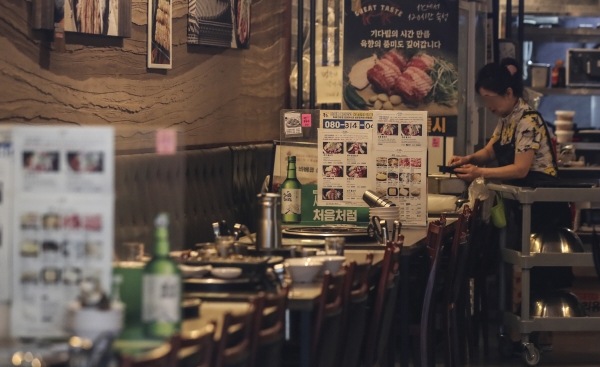 ▲24일 오후 서울시내의 한 식당에서 종업원이 음식을 정리하고 있다. (뉴시스)
