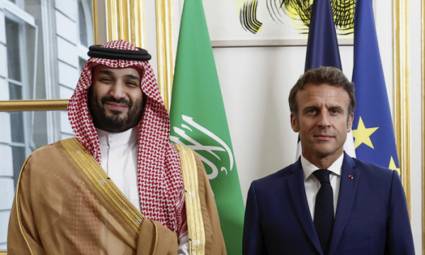 ▲에마뉘엘 마크롱(오른쪽) 프랑스 대통령이 28일(현지시간) 파리 엘리제궁에서 무함마드 빈 살만 사우디아라비아 왕세자를 만나 기념 사진을 촬영하고 있다. 파리/AP뉴시스