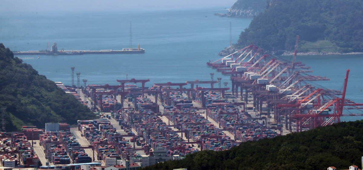 ▲에너지·원자재 가격 상승으로 상반기(1~6월) 무역수지가 역대 최대 규모인 103억 달러 상당의 적자를 기록했다고 산업통상자원부가 지난달 1일 밝혔다. 사진은 부산 남구 신선대부두의 모습. (뉴시스)