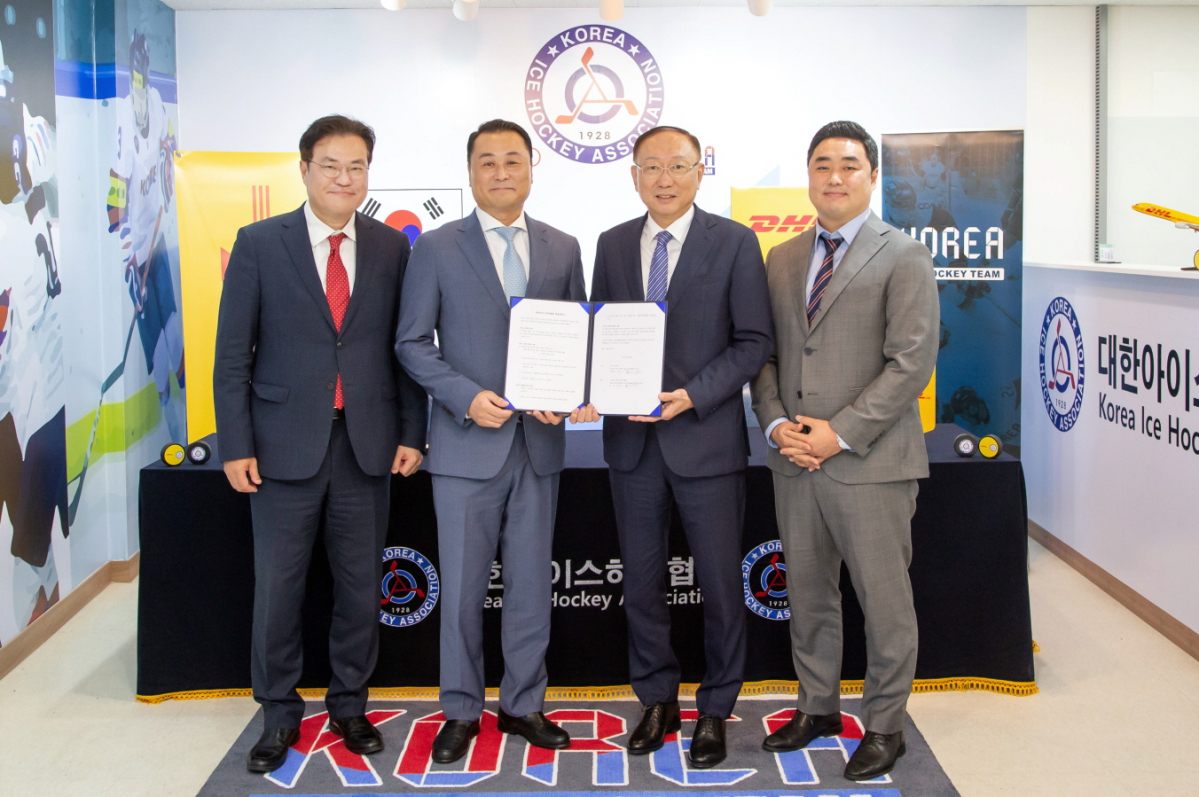 ▲DHL 코리아는 2024년까지 아이스하키 국가대표팀의 장비 해외 운송 서비스를 지원할 수 있게 됐다. (오른쪽부터 한지헌 DHL 코리아 커머셜 본부장, 이호진 대한아이스하키협회장, 한병구 DHL 코리아 대표이사, 김도윤 여자하이스하키 대표팀 감독) (사진제공=DHL 코리아)