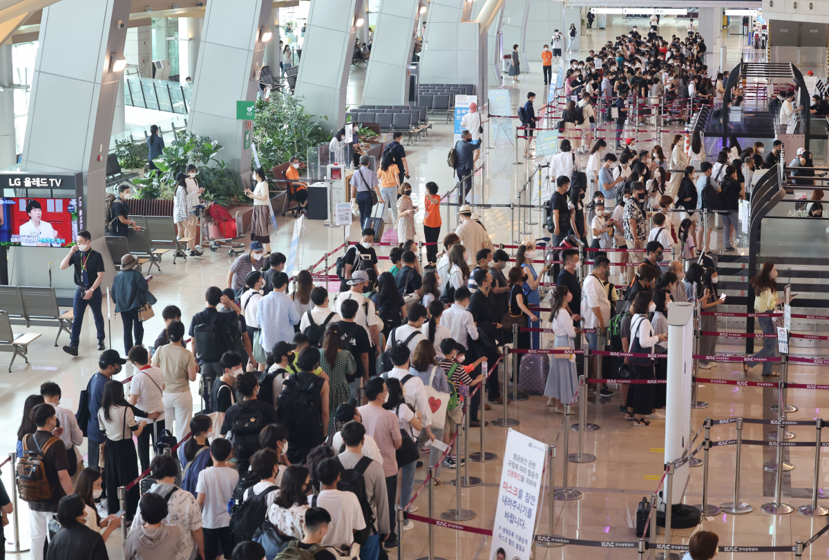 ▲7월 29일 서울 강서구 김포국제공항 국내선 청사에 여행객들이 비행기 탑승 전 보안검색을 위해 대기하고 있다. (연합뉴스)
