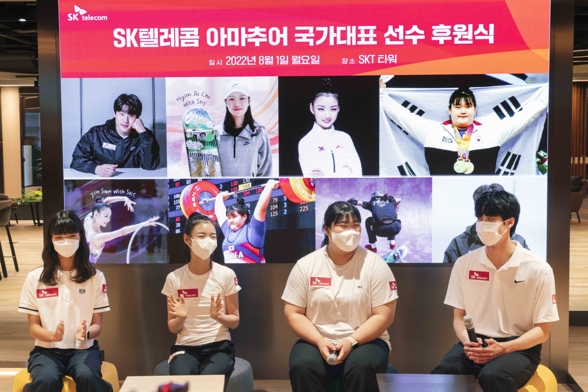 ▲조현주 선수(왼쪽부터), 손지인 선수, 박혜정 선수, 황선우 선수가 후원식에 참석해 기념촬영을 하고 있다. (사진제공=SK텔레콤)