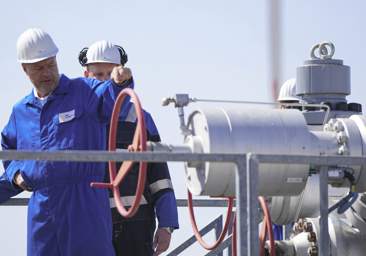 ▲로베르트 하벡 독일 경제장관이 지난달 28일 바트 라우흐슈타트에 있는 VNG 가스 저장시설을 살피고 있다. 바트 라우흐슈타트/AP뉴시스
