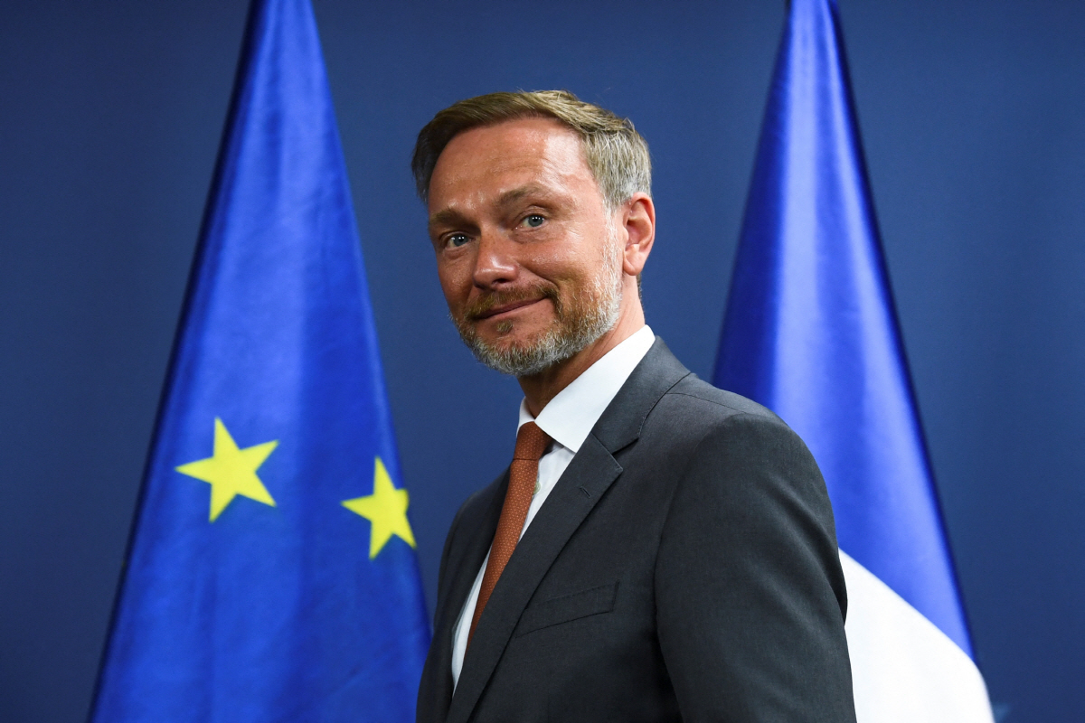 ▲크리스티안 린드너 독일 재무장관이 지난달 25일 기자회견장에 들어오고 있다. 베를린/로이터연합뉴스
