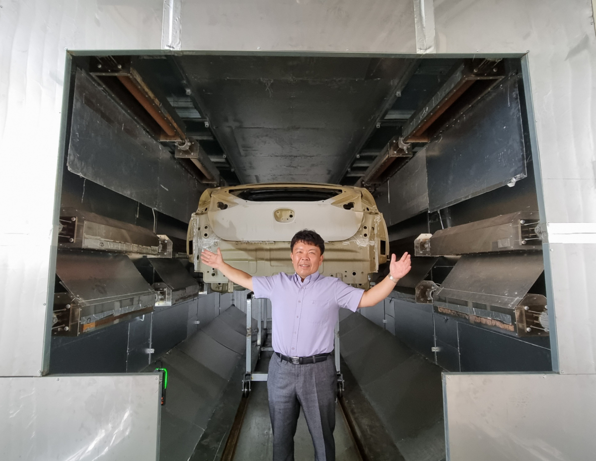 ▲1일 부산시 강서구 녹산국가산업단지에 위치한 산업용 건조기 기업 쓰리텍 공장에서 조소앙 대표가 본지의 공장탐방 후 건조기 설비 앞에서 기념촬영을 하고 있다. (심민규 기자 wildboar@)