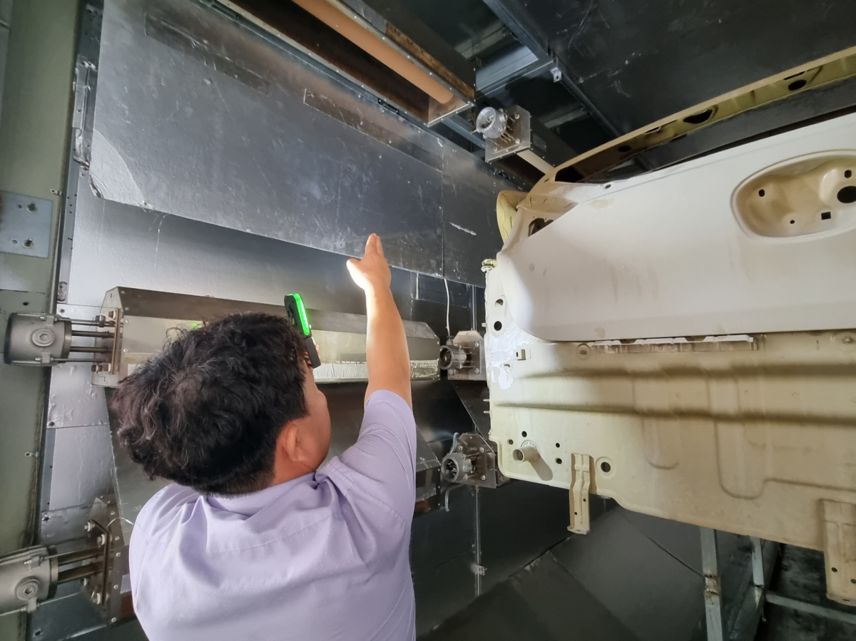 ▲1일 부산시 강서구 녹산국가산업단지에 위치한 산업용 건조기 기업 쓰리텍 공장에서 조소앙 대표가 제품 설명을 하고 있다. (심민규 기자 wildboar@)