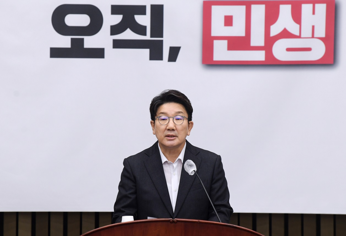 ▲<YONHAP PHOTO-2593> 의원총회에서 발언하는 권성동 원내대표    (서울=연합뉴스) 하사헌 기자 = 국민의힘 권성동 원내대표가 1일 오후 국회에서 열린 의원총회에서 발언하고 있다. 2022.8.1 [국회사진기자단]    toadboy@yna.co.kr/2022-08-01 16:06:32/<저작권자 ⓒ 1980-2022 ㈜연합뉴스. 무단 전재 재배포 금지.>