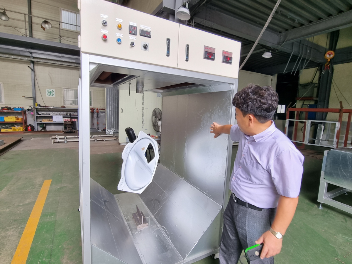 ▲1일 부산시 강서구 녹산국가산업단지에 위치한 산업용 건조기 기업 쓰리텍 공장에서 조소앙 대표가 복사파 건조 과정에 대해 설명하고 있다. (심민규 기자 wildboar@)