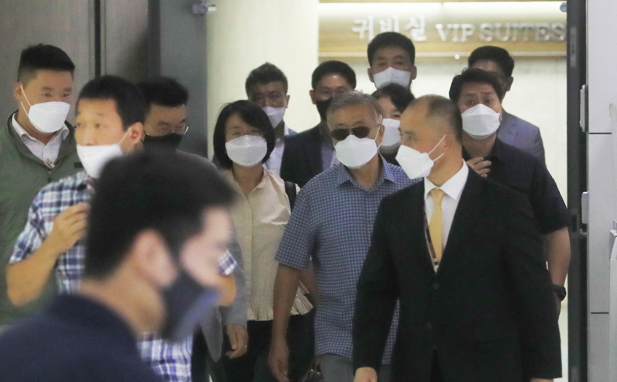 ▲1일 오후 여름 휴가차 제주공항에 도착한 문재인 전 대통령과 부인 김정숙 여사. 문 전 대통령은 1주일간 제주에 머물며 휴양할 예정인 것으로 알려졌다.(연합뉴스)