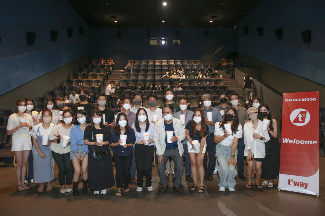 ▲1일 오후 롯데시네마 김포공항점에서 티웨이항공 정홍근 대표와 임직원들이 8월 전 직원 복귀를 기념해 영화 ‘비상선언’을 함께 관람했다.  (사진제공=티웨이항공)