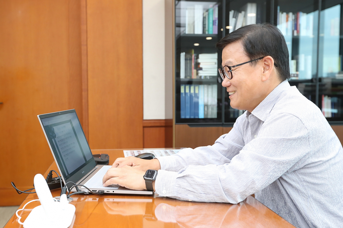 ▲이원덕 우리은행장이 행내 시스템으로 ‘나에게 쓰는 편지’를 작성하고 있다. 이 행장은 자율 영업문화 정착을 위해 이번 이벤트에 가장 먼저 참여했다. (사진제공=우리은행)