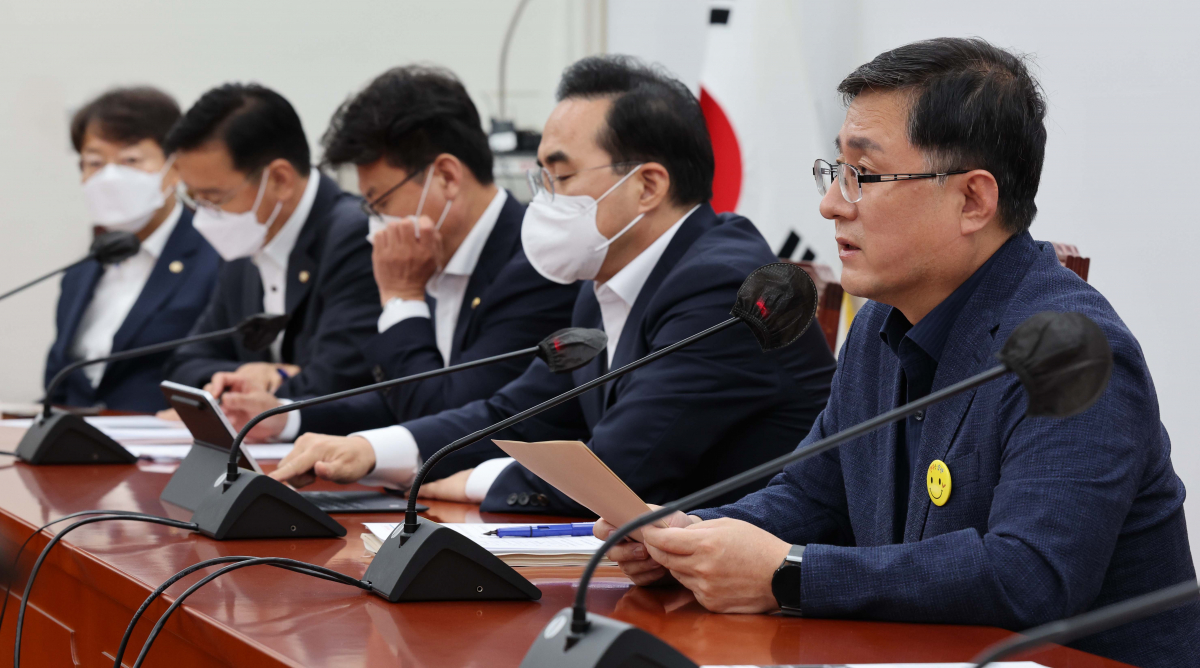 ▲더불어민주당 김성환 정책위의장이 2일 서울 여의도 국회에서 열린 원내대책회의에서 발언하고 있다.  (국회사진기자단)