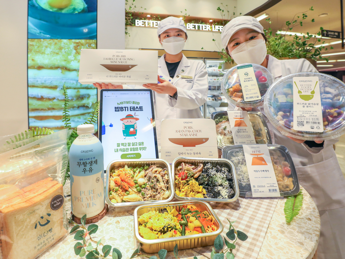 ▲2일 오전 경기도 성남시 현대백화점 판교점 지하1층 그리팅스토어 매장에서 영양사들이 '밥BTI 테스트' 서비스와 제품을 소개하고 있다. (사진제공=현대그린푸드)