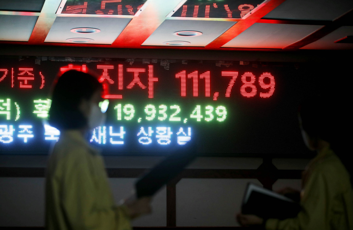 ▲코로나19 하루 확진자 수가 11만 명을 넘어선 2일 광주 북구청 재난상황실에서 확진자 현황판이 표출되고 있다. 이날 중앙방역대책본부는 오전 0시 기준 코로나19 신규 확진자가 11만 1789명 발생했다고 밝혔다. (뉴시스)