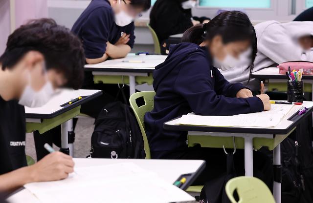 ▲2022년 고교 3학년 전국연합학력평가가 실시된 4월 13일 오전 서울 송파구 가락고등학교에서 학생들이 시험을 보고 있다.  (연합뉴스)