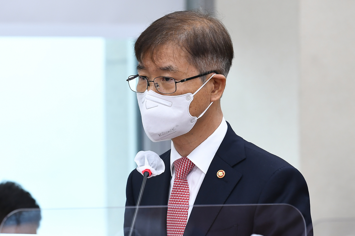 ▲이정식 고용노동부 장관이 3일 오전 국회에서 열린 환경노동위원회 전체회의에서 업무보고를 하고 있다.  (국회사진기자단)