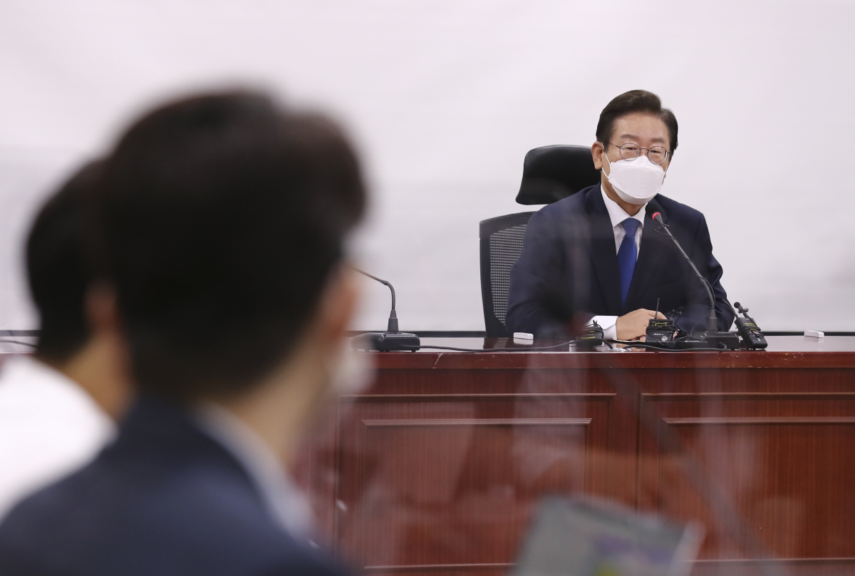 ▲더불어민주당 이재명 당 대표 후보가 3일 국회 의원회관에서 열린 기자간담회에서 기자들의 질문에 답하고 있다. (국회사진기자단)