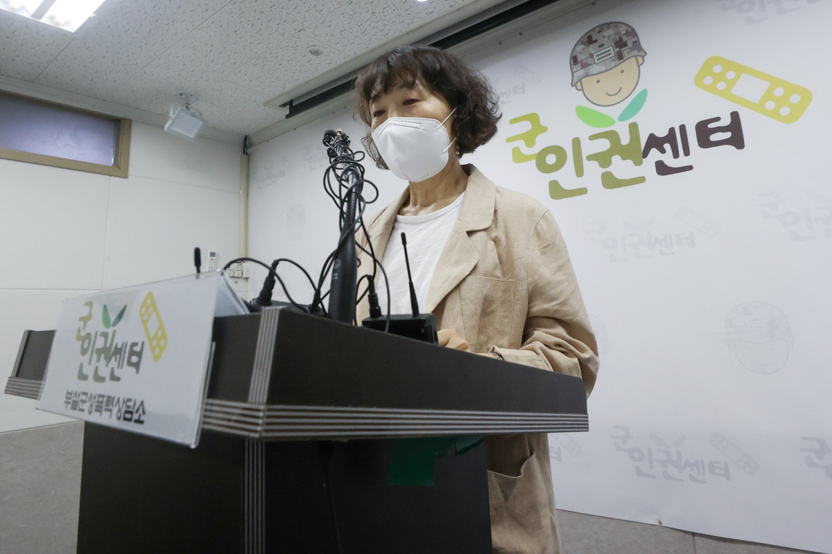 ▲김숙경 군인권센터 부설 군성폭력상담소 소장이 2일 서울 마포구 군인권센터에서 공군 제15특수임무비행단 여군 하사 성폭력 사건에 관해 발언하고 있다. (연합뉴스)
