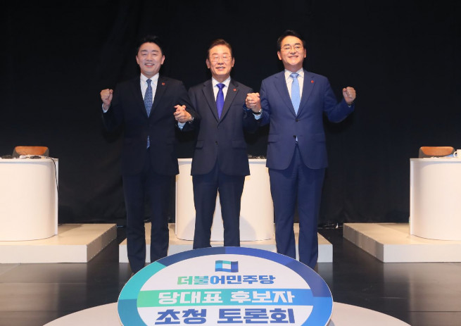 ▲3일 제주시 연동 제주MBC에서 열린 더불어민주당 당대표 후보자 초청 토론회에 앞서 왼쪽부터 강훈식, 이재명, 박용진 후보가 기념촬영을 하고 있다. 연합뉴스