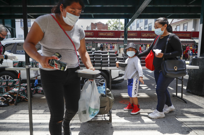 ▲2020년 6월 23일 미국 뉴욕주 퀸즈에서 사람들이 마스크를 끼고 지나가고 있다. 퀸즈/AP뉴시스