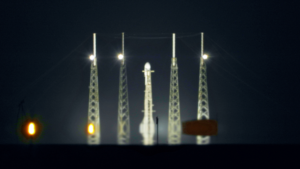 ▲다누리를 탑재한 미국 스페이스X의 팔콘9이 미우주군기지 40번 발사장에서 기립을 완료했다. (사진제공=SpaceX)