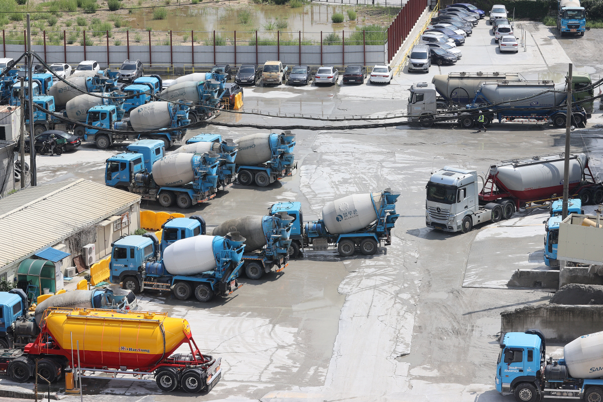▲3일 오후 서울 시내 한 레미콘 공장에서 레미콘 차량들이 움직이고 있다. 연합뉴스
