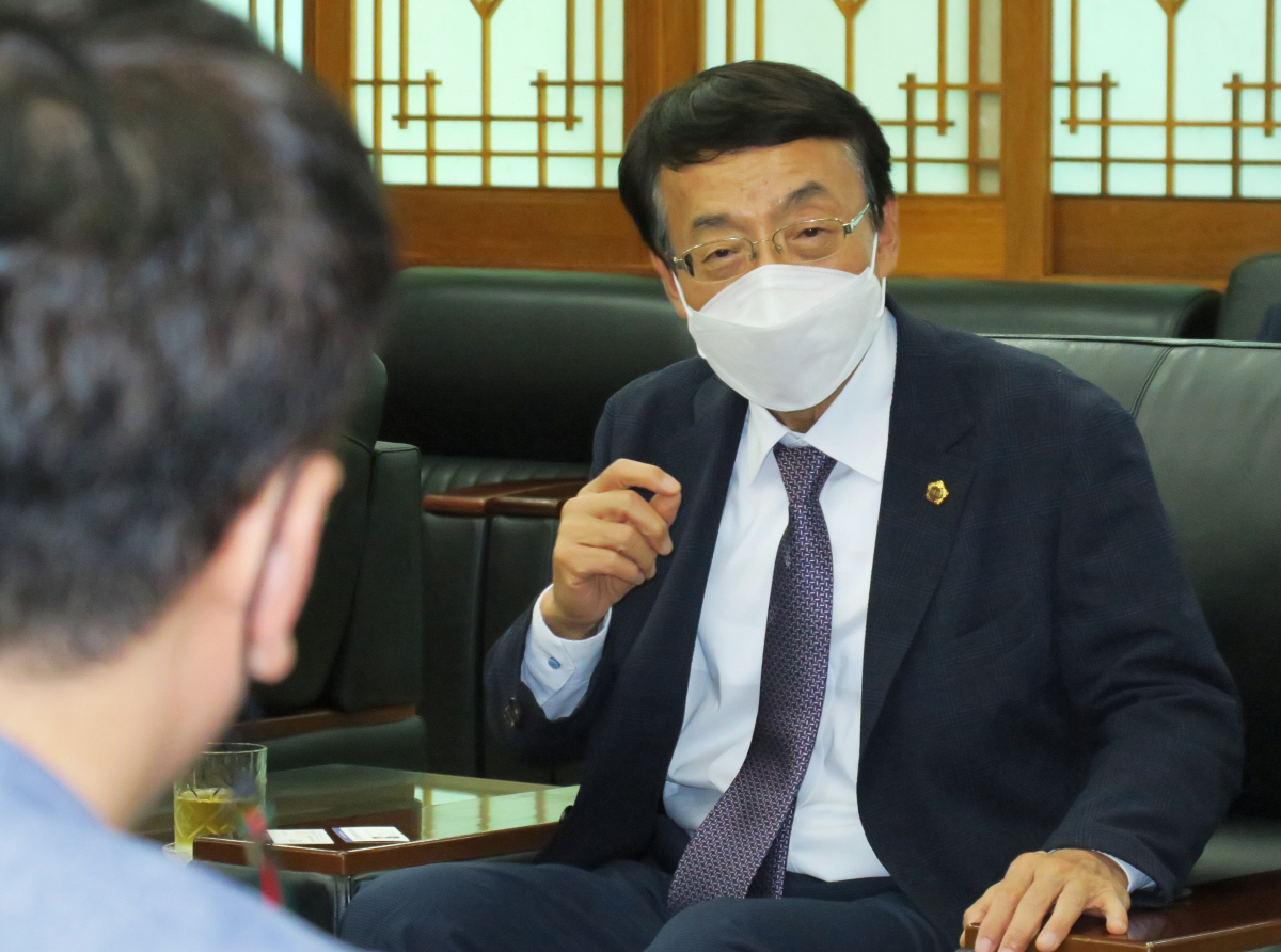 ▲(뉴시스) 허식 인천시의회 의장이 4일 오후 인천 남동구 인천시의회에서 인천 경찰직장협의회 관계자들과 대화를 나누고 있다.