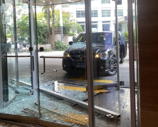 ▲미국 대사관 차량이 종로구 이마빌딩으로 돌진한 모습. (연합뉴스)