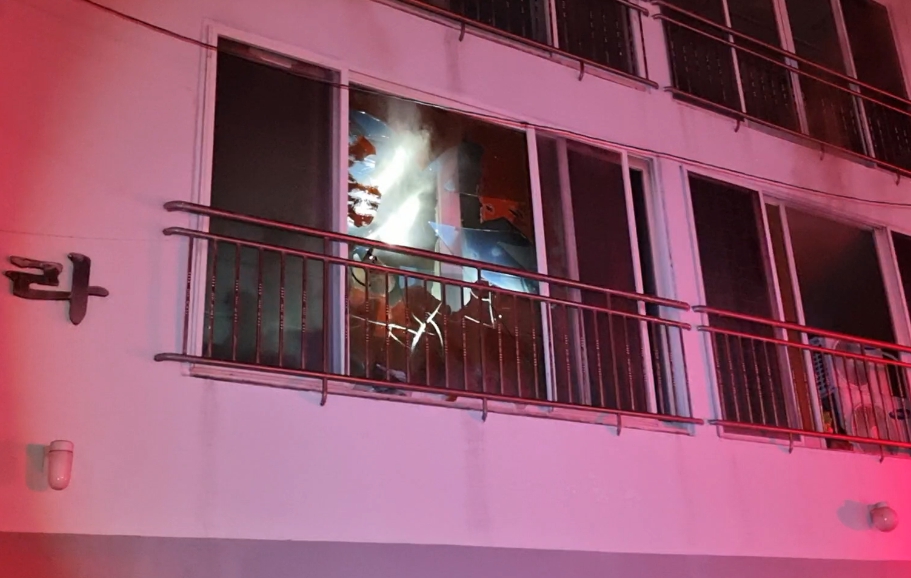 ▲불이 난 빌라에서 진화작업하는 소방관(연합뉴스)