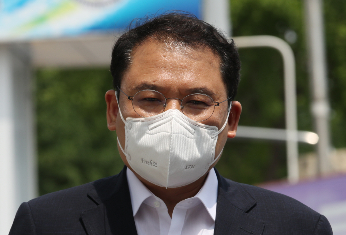 ▲이준석 국민의힘 대표에게 성 접대를 제공했다고 주장하는 김성진 아이카이스트 대표 측 법률대리인 강신업 변호사가 4일 경기 의왕시 서울구치소 앞에서 취재진 질의에 답하고 있다.(뉴시스)