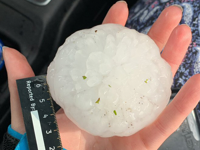 ▲1일(현지시각) 캐나다 중서부 앨버타주에 떨어진 우박. (뉴시스)