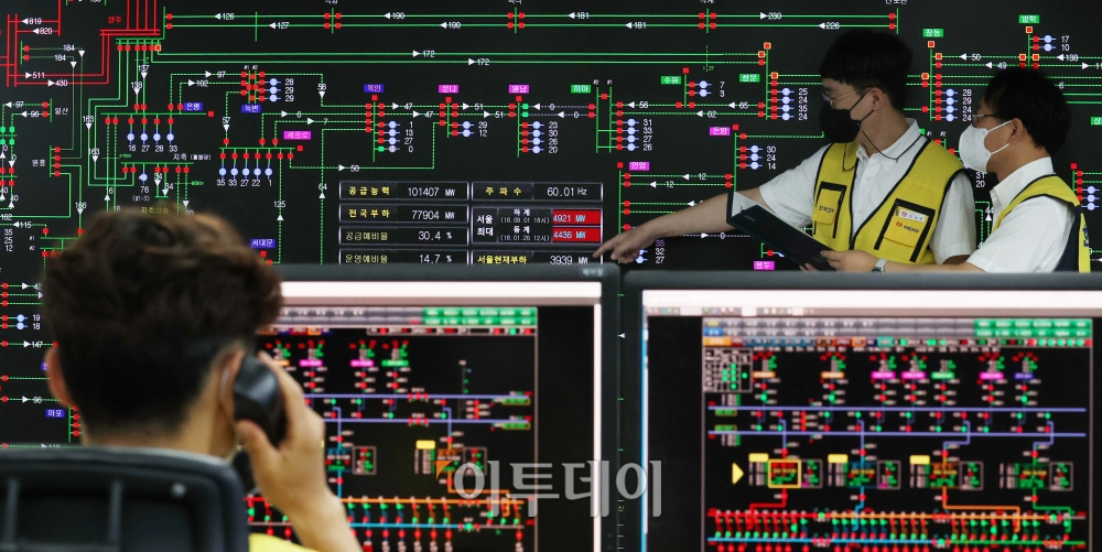 ▲4일 오전 서울 중구 한국전력공사 경인건설본부 계통운영센터에서 관계자들이 여름철 전력수급 점검을 하고 있다. (조현호 기자 hyunho@)