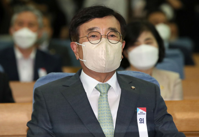 ▲<YONHAP PHOTO-2172> 국민의힘 상임전국위원회    (서울=연합뉴스) 백승렬 기자 = 국민의힘 서병수 상임전국위원회 의장이 5일 서울 여의도 국회에서 열린 국민의힘 제4차 상임전국위원회에 참석해 자리에 앉아 있다. 2022.8.5 [국회사진기자단]    srbaek@yna.co.kr/2022-08-05 10:56:54/<저작권자 ⓒ 1980-2022 ㈜연합뉴스. 무단 전재 재배포 금지.>